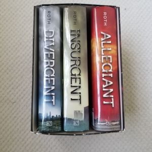 Excellent condition Divergent 3-Book Complete Series.